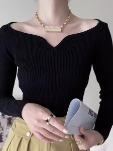 เสื้อตัวในโชว์กระดูกไหปลาร้าสำหรับผู้หญิงเสื้อไหมพรมปาดไหล่สไตล์ตะวันตกดูแพงสำหรับฤดูใบไม้ร่วงและฤดูหนาวเสื้อถักใส่ด้านในเรียบหรูสไตล์ฝรั่งเศส