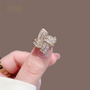 Exquisite Sparkling Geometric Zirconia Brooch Pin High End Womens Shirt Collar Small Niche Safety Pin Anti-Light Exposure Flower
