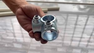 ฺBCH365 ข้อต่อสี่ทางมุม ข้อต่อ ท่อโลหะ ท่อเหล็ก ท่อแป๊ป สำหรับงาน โรงเรือน DIY ชั้นวางของ ราวทางเดิน