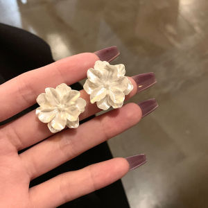 French Style Retro Aloofness Style Camellia Stud Earrings Accessible Luxury Elegant White Three-Dimensional Flower Earrings Minimalist Sweet Earrings