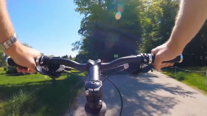 【ส่งสินค้าจากกทม】F9 HD 1080P กล้องรถจักรยานยนต์ขี่จักรยานกลางแจ้งหมวกกันน็อกบันทึกกล้องกีฬากันน้ำ