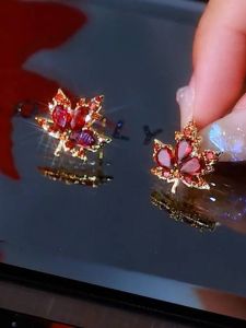 ต่างหูรูปใบไม้แดงชุบทอง 18K ประดับเพชร ต่างหูแบบห่วงสำหรับผู้หญิง เครื่องประดับแฟชั่น ต่างหูรูปใบไม้สดใหม่