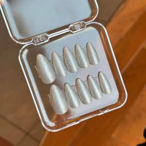 เล็บเจลทรงแหลมยาวกลาง เล็บปลอมสีเงินสวยมากๆ สีเจลแท้