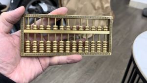Bàn tính bằng đồng phong thủy cỡ bé DxRxC 15x7x1cm nặng khoảng 0.4kg - Vật phẩm cho ngành kế toán