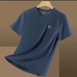(สินค้าพิเศษ) เสื้อยืดเสื้อยืด Q ทรงเรียบหรู เย็นสบาย ดูดความชื้นและเหงื่อได้ดี 5 สีให้เลือก