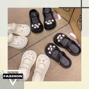 KDAShop พร้อมส่ง รองเท้าแตะผู้หญิง งานหัวโตแฟชั่นทรงนักเรียนน่ารัก ใส่สบายน้ำหนักเบา มีหลายสีให้เลือก แถมฟรีตัวติดลายน่ารักสุดในชุดให้แล้ว