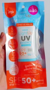 Joji Secret Young Aqua Light up UV Essence dengan SPF50+ PA++++