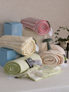 ผ้าห่มสัมผัสเย็นแบบดับเบิลูว์ ผ้าไหมน้ำแข็งสีสันสดใสสำหรับฤดูร้อน ผ้าห่มโพลีเอสเตอร์แบบเย็นสำหรับใช้ในบ้าน