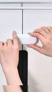 กลอนประตูตู้เสื้อผ้า ลิ้นชัก เพื่อความปลอดภัยของเด็ก กลอนประตูตู้เย็น มีกาวในตัว Child safety lock