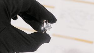 แหวนเพชรเม็ดชูสูตร 2 คริง Moissanite ที่ได้รับการรับรอง GRA ตัวเรือนเงิน 92.5% ชุบทองคำขาว รูปทรง Silver 925