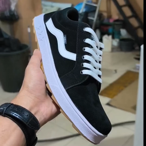 Sneakers Hitam Sepatu Pria Casual Aldhis Low Black sol Karet Antislip buat Sekolah dan Kerja