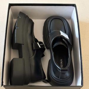 รองเท้า Loafers ทรงหนาสีดำสำหรับผู้หญิง รองเท้าแฟชั่นฤดูใบไม้ผลิและฤดูใบไม้ร่วง รองเท้าส้นเตี้ยแบบสวมสบาย ส้นเตี้ย พื้นยาง