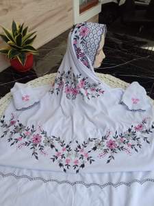 MUKENA LAJURAN PUTIH BORDIR BUNGA UNGU MELINGKAR CANTIK BAHAN ADEM | MUKENAH LANGSUNG / TERUSAN SANTRI MINANG POLINO SUPER KATUN MIKRO MURAH BERKUALITAS