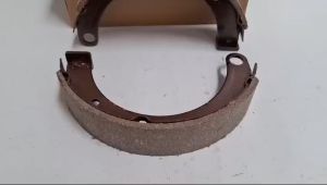HAND BRAKE SHOE PS100 KAMPAS REM TANGAN COLT DISEL PS100 MT161474
