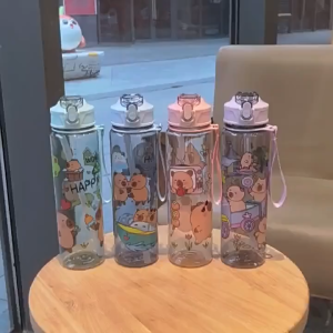 RuiMing （50% OFF）ซื้อ 2 แถม 1  ถ้วยน้ำรูปแบบการ์ตูน 800 มล. ถ้วยฟางพลาสติกสูง Sanrio / Kuromi นักเรียนขวดน้ำแบบพกพาถ้วยน้ำในครัวเรือน(Local Stock)