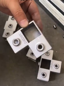 ราคาถูก ข้อต่อท่อเหลี่ยม อลูมิเนียม มีน็อตให้ ไม่ต้องต๊าปเกลียว ขนาด 20 มม. / ขนาด 25 มม. / ขนาด 30 มม. สำหรับงานเฟอร์นิเจอร์ งานตกแต่ง งาน D.I.Y. ทุกชนิด***วัดขนาดเส้นผ่าศูนย์กลางท่อ แล้วเลือกอะไหล่ท่อที่ขนาดเดียวกันนะคะ