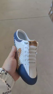 รองเท้าผ้าใบผู้ชายมีสไตล์ รองเท้าลำลองของนักเรียน น้ำหนักเบา สบาย และไม่ลื่น 39-44 หลา