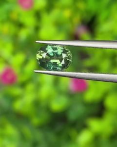 พลอย เขียวส่อง Green Sapphire 1.11 กะรัต (Cts.) พลอยแท้ อัญมณีมงคลประจําวันเกิด เครื่องประดับพลอย