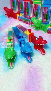 คิดส์มาเนีย เกเตอร์ ชอมพ์ อมยิ้มกลิ่นผลไม้ อมยิ้มรูปจรเข้ // ยกแพค 12 ชิ้น