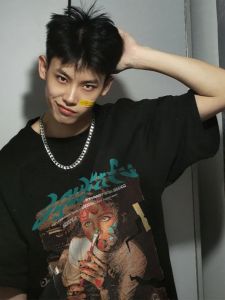 เสื้อยืดแขนสั้นทรงหลวมสไตล์ฮิปฮอปอเมริกันสำหรับผู้ชาย ฤดูร้อน 2024 ดีไซน์ไฮสตรีท เสื้อเชิ้ตคอตตอนผสมเอวีแอนฟิล์ส