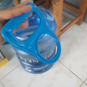 ทียกถังน้ำแบบสวมคอถังน้ำดื่มแบบ18.9-20ลิตร แข็งแรง ทนทานจัดถนัดมือทุ่นแรงหิ้วถัง