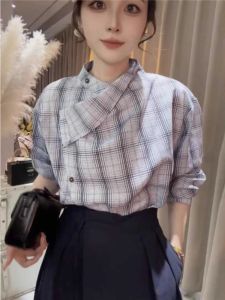 เสื้อเชิ้ตผู้หญิงสไตล์ฝรั่งเศส ทรงหลวม แขนยาว ปกติ คอตั้ง ลายสก็อต ดีไซน์ฤดูใบไม้ร่วง เสื้อเชิ้ตชั้นในไม่เท่ากัน ไม่ซ้ำใคร เสื้อเชิ้ตผู้หญิง