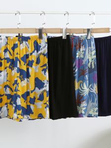 กางเกงขาสั้นฤดูร้อนที่หายใจได้ทําจากผ้าฝ้ายไหมสําหรับผู้ชายเอวกลางพิมพ์ลายล่องหนเสื้อนอนในบ้านสีสันบริสุทธิ์ด้วยสายยาง