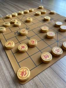 Quân cờ tướng gỗ kèm hộp bọc da sang trọng (có cả bàn da)