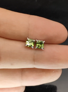 ต่างหูพลอยเพอริดอท (Peridot) ขนาด5 มิล ตัวเรือนเงินแท้ 92.5 % ชุบทองคำขาว พลอยแท้จากประเทศพม่า