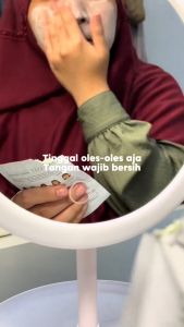 Hanasui Mud Mask Masker Lumpur 7gr Masker Perawatan Pencerah Wajah\\n\\nHanasui, salah satu merek kecantikan terkenal, kembali mempersembahkan produk baru yaitu Hanasui Mud Mask 7gr. Masker ini dirancang untuk membantu merawat dan mencerahkan kulit wajah, menjadikannya masker perawatan wajah yang ideal bagi Anda yang mencari solusi alami untuk masalah kulit wajah. Mari kita bahas lebih lanjut tentang masker ini.\\n\\n Apa itu Hanasui Mud Mask?\\n\\n Merk & Isi\\n\\nHanasui Mud Mask merupakan produk dari merk Hanasui yang memiliki isi 7 gram. Produk ini dikemas dalam wadah yang praktis dan mudah dibawa-bawa.\\n\\n Fokus Perawatan Kulit\\n\\nHanasui Mud Mask fokus pada setiap permasalahan kulit wajah yang sering dialami oleh para wanita. Beberapa masalah kulit wajah yang dapat ditangani oleh masker ini antara lain jerawat, pori-pori besar, dan kulit kusam.\\n\\n Manfaat Hanasui Mud Mask\\n\\n Mengatasi Jerawat\\n\\nSalicylic Acid dan Tea Tree Oil yang terkandung dalam Hanasui Mud Mask dapat membantu merawat kulit berjerawat. Kedua komponen ini bekerja sama untuk mengurangi produksi minyak berlebih pada kulit, yang dapat menyebabkan jerawat.\\n\\n Mengurangi Pori-pori Besar\\n\\nMasker ini juga membantu mengurangi pori-pori besar pada kulit wajah. Kandungan alami yang tinggi dalam masker ini dapat membantu mengecilkan pori-pori, menjadikan kulit wajah tampak lebih halus dan rata.\\n\\n Mencerahkan Kulit Wajah\\n\\nSelain itu, Hanasui Mud Mask juga dapat membantu mencerahkan kulit wajah. Kandungan Niacinamide dan Vitamin E dapat membantu mencerahkan kulit wajah, sementara Sodium Hyaluronate membantu menjaga kelembapan kulit.\\n\\n Komposisi Alami Hanasui Mud Mask\\n\\n Salicylic Acid & Tea Tree Oil\\n\\nSalicylic Acid dan Tea Tree Oil adalah dua komponen utama yang terkandung dalam Hanasui Mud Mask. Kedua komponen ini memiliki manfaat untuk merawat kulit berjerawat.\\n\\n Shea Butter, Niacinamide, Vitamin E & Sodium Hyaluronate\\n\\nSelain itu, masker ini juga mengandung Shea Butter, Niacinamide, Vitamin E, dan Sodium Hyaluronate. Kandungan alami ini dapat membantu menjaga kelembapan kulit, membuat kulit wajah menjadi lebih lembut dan segar.\\n\\n Cara Menggunakan Hanasui Mud Mask\\n\\n Sebelum Penggunaan\\n\\nSebelum menggunakan masker ini, pastikan kulit wajah Anda bersih dan kering. Anda juga bisa menggunakan toner sebelum mengaplikasikan masker.\\n\\n Selama Penggunaan\\n\\nAplikasikan masker pada wajah secara merata, hindari area mata dan mulut. Biarkan masker bekerja selama 15-20 menit sebelum membilasnya dengan air hangat.\\n\\n Setelah Penggunaan\\n\\nSetelah masker dibersihkan, lanjutkan dengan rutinitas perawatan kulit Anda seperti biasa. Anda bisa menggunakan pelembab atau tabir surya jika diperlukan.\\n\\nDengan Hanasui Mud Mask, Anda dapat merawat dan mencerahkan kulit wajah Anda dengan mudah dan praktis. Masker ini cocok bagi Anda yang mencari solusi alami untuk masalah kulit wajah, seperti jerawat, pori-pori besar, dan kulit kusam. Selamat mencoba!\n}