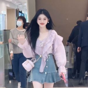 เสื้อเชิ้ตคอวีสีม่วงหวานพร้อมขอบลูกไม้ กางเกงยีนส์เอวสูง กระโปรงสั้นทรงสลิมฟิต ชุดฤดูใบไม้ร่วงใหม่สำหรับผู้หญิง