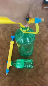 Dụng cụ phun sương tưới cây gắn chai nhựa bơm tay tiện dụng