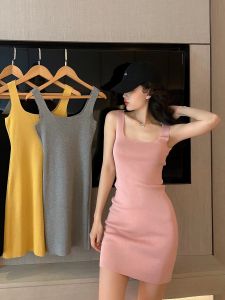 ชุดเดรสสั้นผู้หญิงทรงเข้ารูป แขนกุด คอเหลี่ยม กระโปรงทรงเอ ผ้าถัก ฤดูใบไม้ผลิและฤดูร้อน 2025 ใหม่ เอวสูง ชุดเดรสแขนกุด