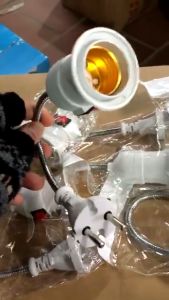 Đui đèn e27 thiết kế nhỏ gọn có lò xo uốn cong siêu tiện lợi