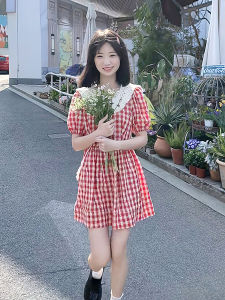 ชุดเดรสสั้นลายสก็อตสีแดง ทรงเอเข้ารูป คอตุ๊กตา กระโปรงทรงเอ แขนสั้น ผ้าฝ้ายผสม ทรงเข้ารูป ฤดูร้อน 2025 สำหรับผู้หญิง