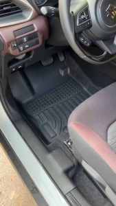 SUZUKI FRONX - Thảm rối lót sàn xe ô tô cắt sẵn bo viền theo form xe chống bẩn dễ vệ sinh.