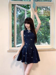 ชุดเดรสสั้นผ้ายีนส์แขนกุดสไตล์อเมริกันย้อนยุคสำหรับผู้หญิง ดีไซน์เก๋ไก๋ ลายดอกไม้ เอวเข้ารูป สไตล์เกาหลี ฤดูร้อน