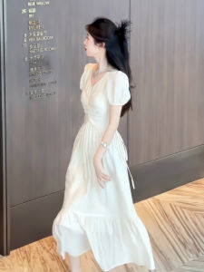 ชุดเดรสคอวีสีขาว ทรงเอเข้ารูป แขนสั้น กระโปรงยาว ดีไซน์เก๋ไก๋สำหรับผู้หญิงในฤดูร้อน ชุดนางฟ้าสไตล์เกาหลี