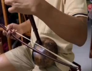 ซออู้ ไม้ชิงชัน พร้อมกระเป๋าแถมยางสนและสายซอ1ชุด