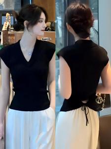 เสื้อถักไหมน้ำแข็งคอวีทรงสลิมฟิตสำหรับผู้หญิงในช่วงฤดูร้อน เสื้อเปิดหลังแบบผูกโบว์ แขนกุด สไตล์เกาหลี