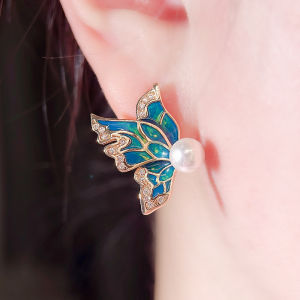 SEQUITO Trendy Ladies Ear Decoration Gold Plated White Crystal Stone Big Butterfly Pearl Stud Earrings Personality Daily Party Jewelry SE941
