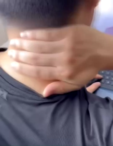 Dán cổ gáy ê mỏi cuối đầu nhiều Cổ Vai Gáy Phù Hợp Cho Người Già Thoái Hóa Cột Sống Cổ