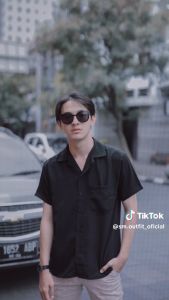 Kemeja Pria Lengan Pendek & Kemeja Polos Leher V: Tips Memilih Kemeja Casual Viral 2023