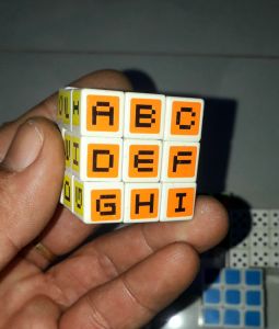 Một cục Rubik mini 3x3 bằng nhựa kích thước 3 cm x 3 cm