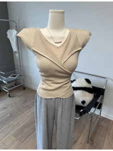 เสื้อเชิ้ตแขนกุดถักคอวีพับครึ่งตัวสีพื้นสำหรับผู้หญิง เสื้อเชิ้ตแขนกุดคอวีพับครึ่งตัวถักแบบมีฮู้ดสำหรับผู้หญิง ฤดูร้อน 2025