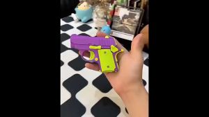 Childrens 3D Gravity Carrot Gun Toy Stress Relief Push Card Small Toy Stress Relief Toy