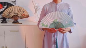 สำรวจคุณภาพเสริมประสงค์ 8นิ้ว พัดจีน พัดไม้ไผ่ พัดผ้าปองจีสีเขียวลวดลายดอกบัว สุขภาพสูง