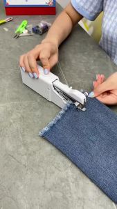 AOJN 【จัดส่งในท้องถิ่นในประเทศไทย】จักรเย็บผ้าแบบพกพาจักรเย็บผ้าไฟฟ้าขนาดเล็กใช้ในครัวเรือนขนาดเล็กแบบมือถือใหม่จักรเย็บผ้า