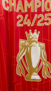 เสื้อฉลองแชมป์พรี-เมียร์  24/25 สมัยที่ 20 ปี 2025 เสื้อลิ - เวอร์ - ( FAN v. )  คุณภาพดี สินค้าถ่ายจากภาพจริง จัดส่งไว  พร้อมส่ง