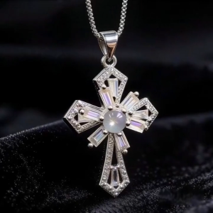 A small and delicate crystal necklace an elegant collarbone chain short necklace
